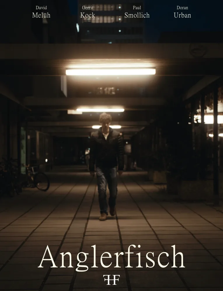 Filmplakat des Kurzfilms „Anglerfisch“ von funeralhomefilms. Ein Mann geht nachts unter leuchtenden Deckenlampen durch einen überdachten, urbanen Durchgang. Oben stehen die Namen der Mitwirkenden, unten der Filmtitel.