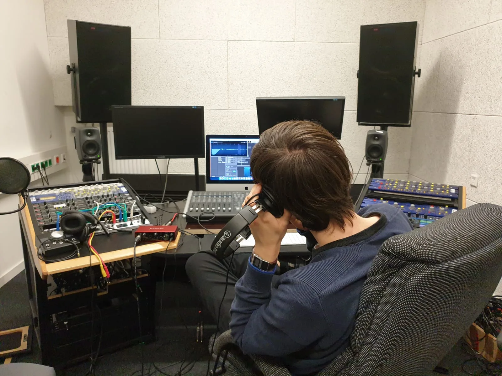 Tonstudio während der Audiobearbeitung und Postproduktion, ein Techniker arbeitet an einem Mischpult.