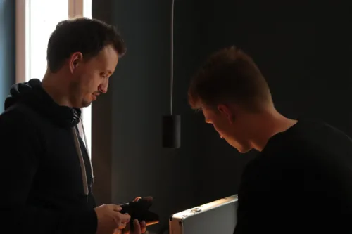 Das Filmteam bespricht die nächsten Schritte und bereitet das Set für die nächste Aufnahme vor.