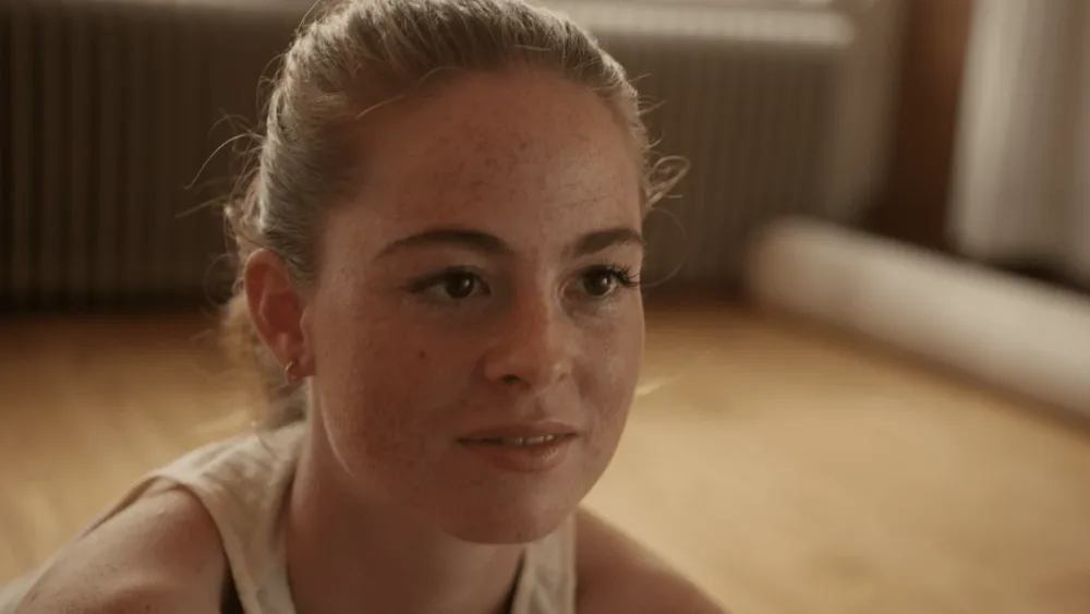 Portrait einer Schauspielerin während einer Tanzszene, ihr Gesichtsausdruck ist konzentriert und ausdrucksstark.