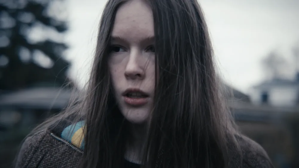 Nahaufnahme einer Schauspielerin mit intensiver Mimik, Emotionen stehen im Vordergrund der Szene.