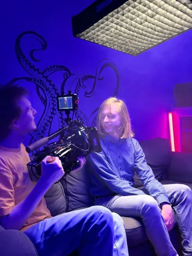  Kameramann filmt einen Darsteller am Set des Films „Crisis“.