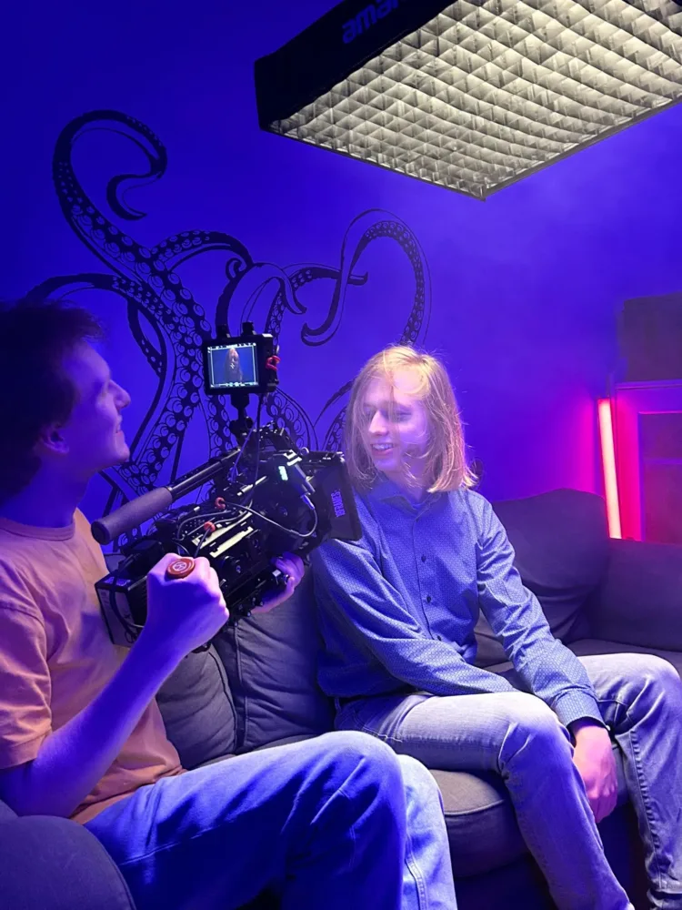  Kameramann filmt einen Darsteller am Set des Films „Crisis“.