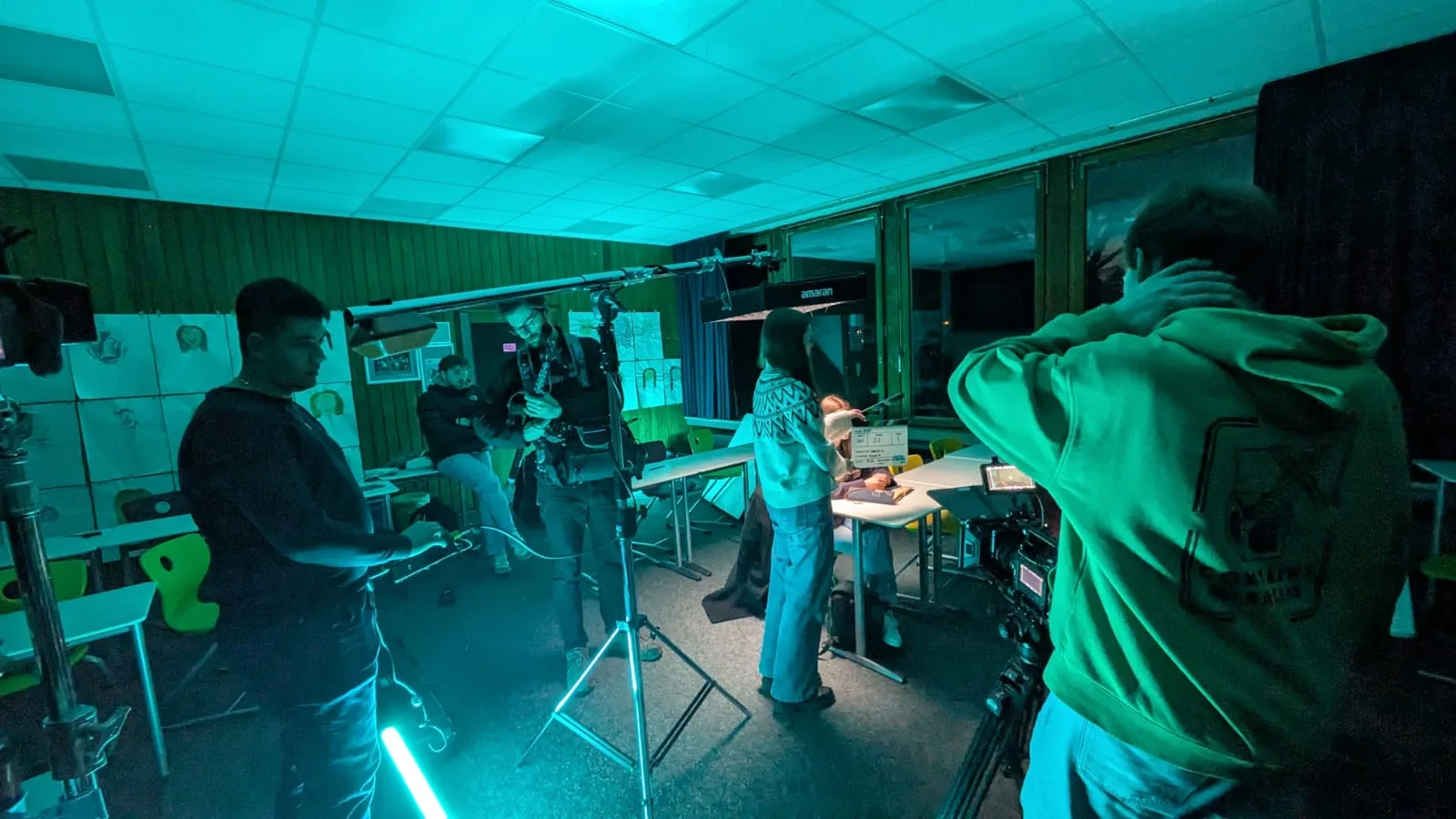 Horror-Mystery-Filmset mit Kamera und gezielter Beleuchtung, im Fokus steht die düstere Atmosphäre von „Crisis“.