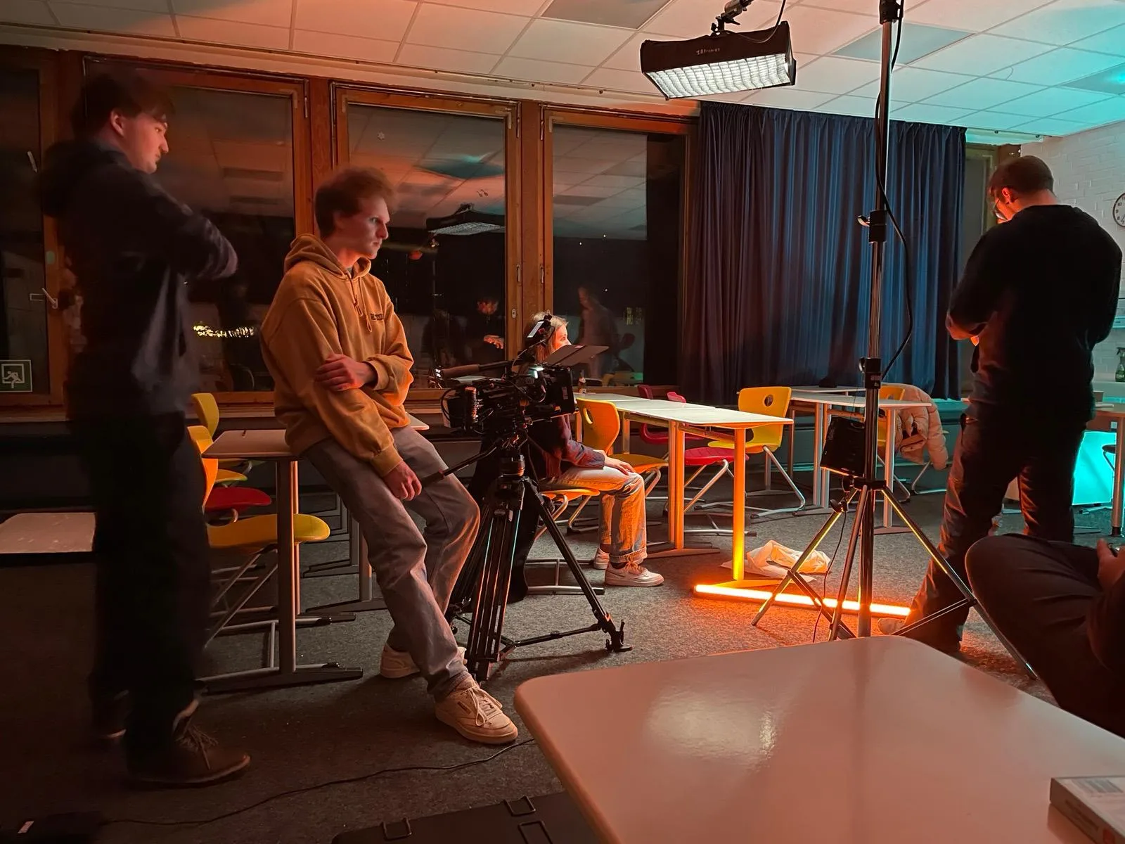 Making-of-Aufnahme vom Horrorfilm-Set „Crisis“ mit kreativem Lichtdesign und Crew bei der Arbeit.