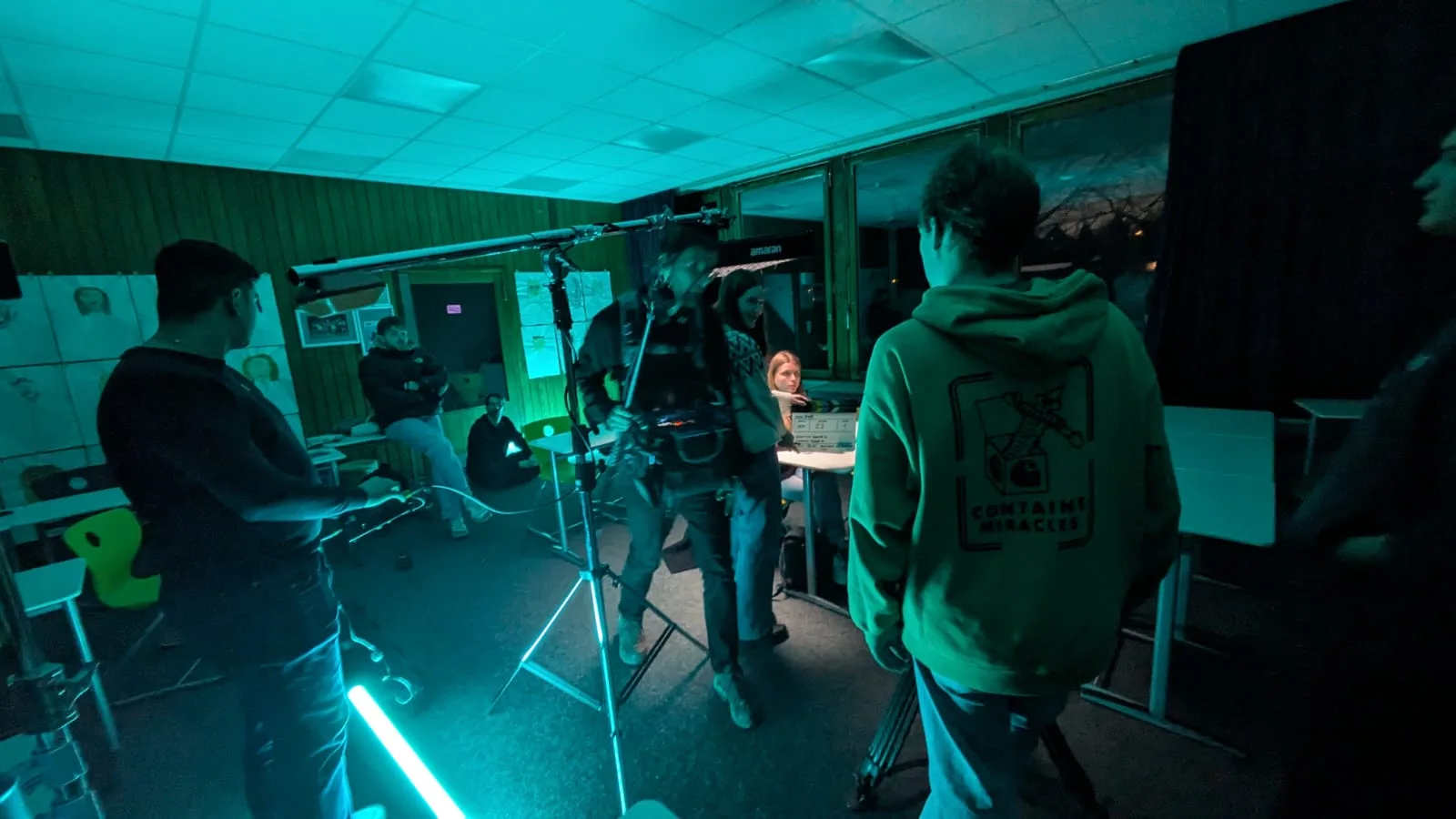 Making-of-Aufnahme eines Klassenzimmer-Filmsets mit detailreichem Setdesign und Requisiten.