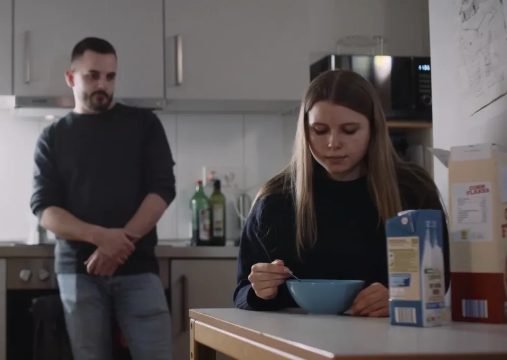 FIlmstill aus Crisis, Hauptdarstellerin ist Müsli