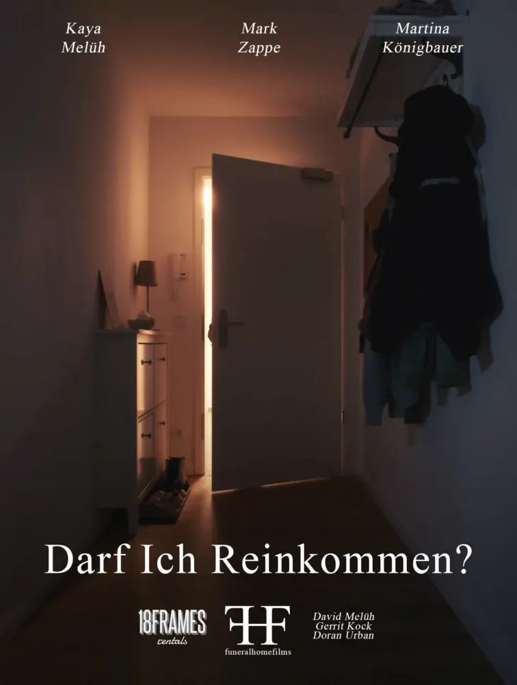 Filmplakat des Kurzfilms „Darf Ich Reinkommen?“ von funeralhomefilms. Durch eine einen Spalt offen stehenden Tür strahlt Licht in einen dunklen Raum herein. Oben stehen die Namen der Mitwirkenden, unten der Filmtitel, zusammen mit einigen Logos.