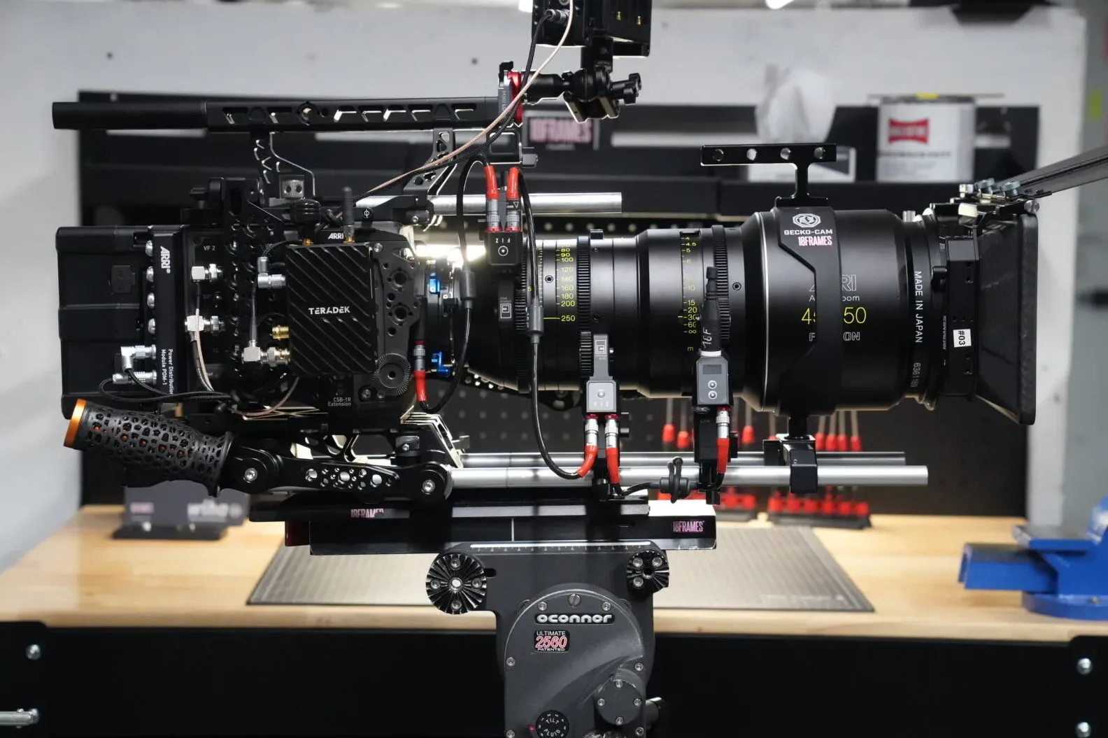 Hochwertige ARRI Alexa 35 Filmkamera auf einem professionellen OConnor Stativkopf, komplett geriggt mit großem Arri Alura Zoom Objektiv und Zubehör.