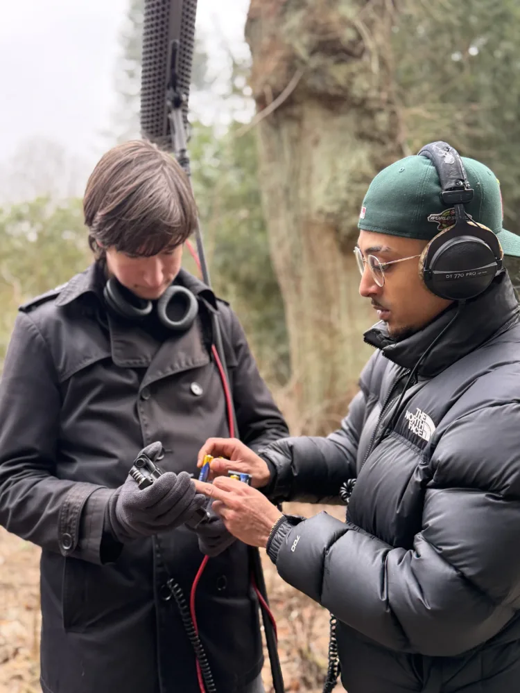 Tomeister Wesley Simpson und Tonassistenz Doran Urban beim Batterie Wechsel