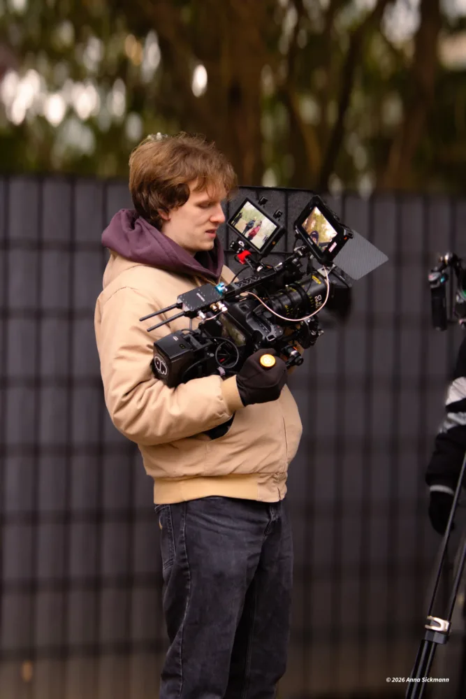 Director of Photography David Melüh am Adjustieren der Kamera