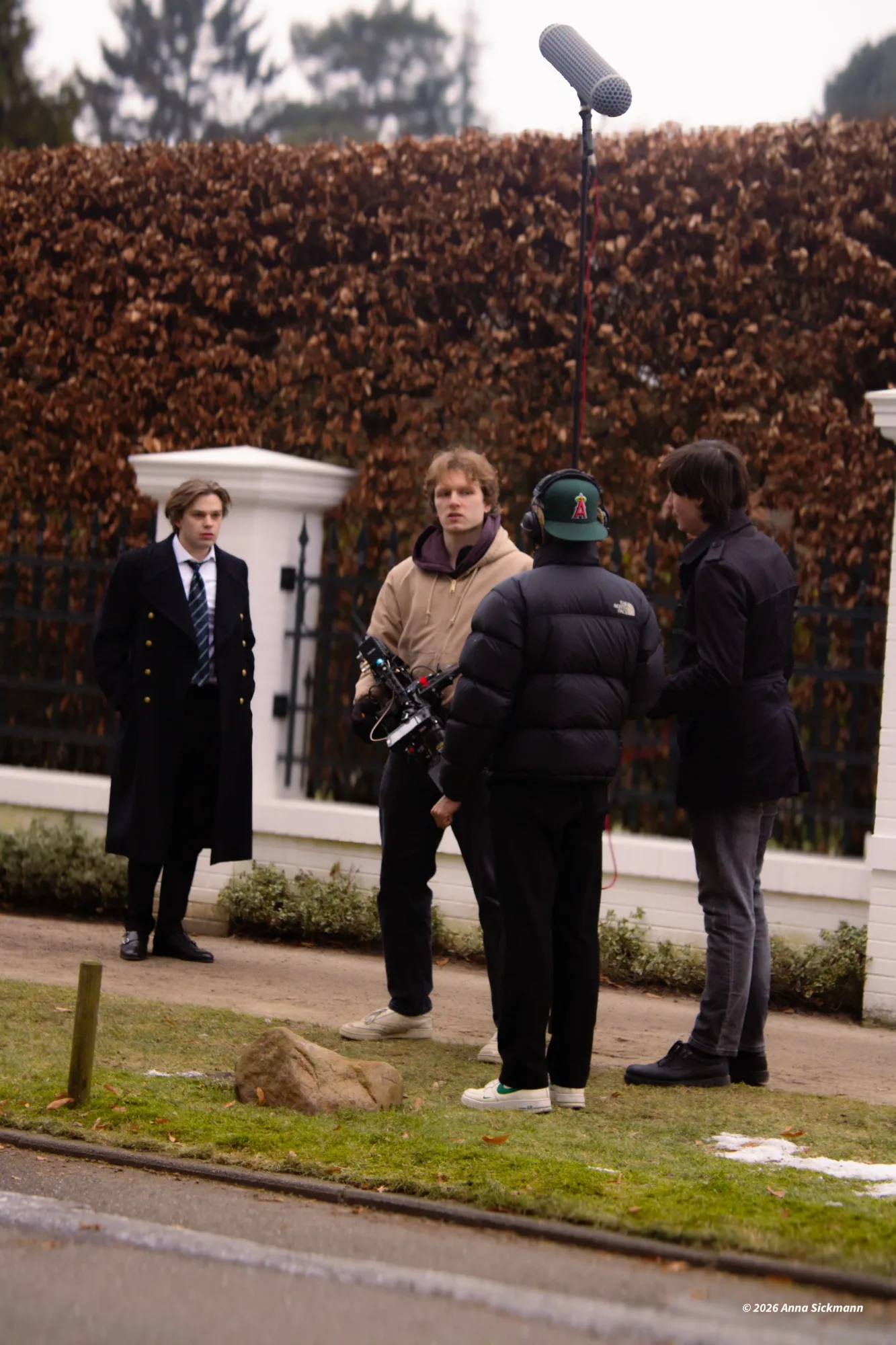 Die Crew am Nachbesprechen einer Szene am Set von Hamburger Hunde